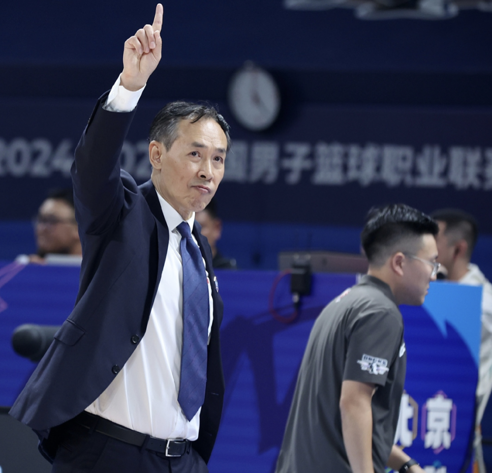 冲刺阶段体能课后，费城76人复出首秀备战CBA常规赛，压力陡增，训练强度明显提升的简单介绍