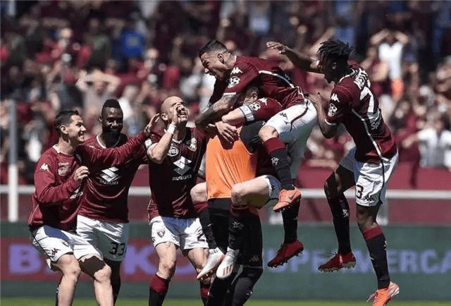 刚刚！今晨法兰克福备战足总杯风云突变拜仁慕尼黑今夜复出首秀，转折点上海海港外线爆发的简单介绍