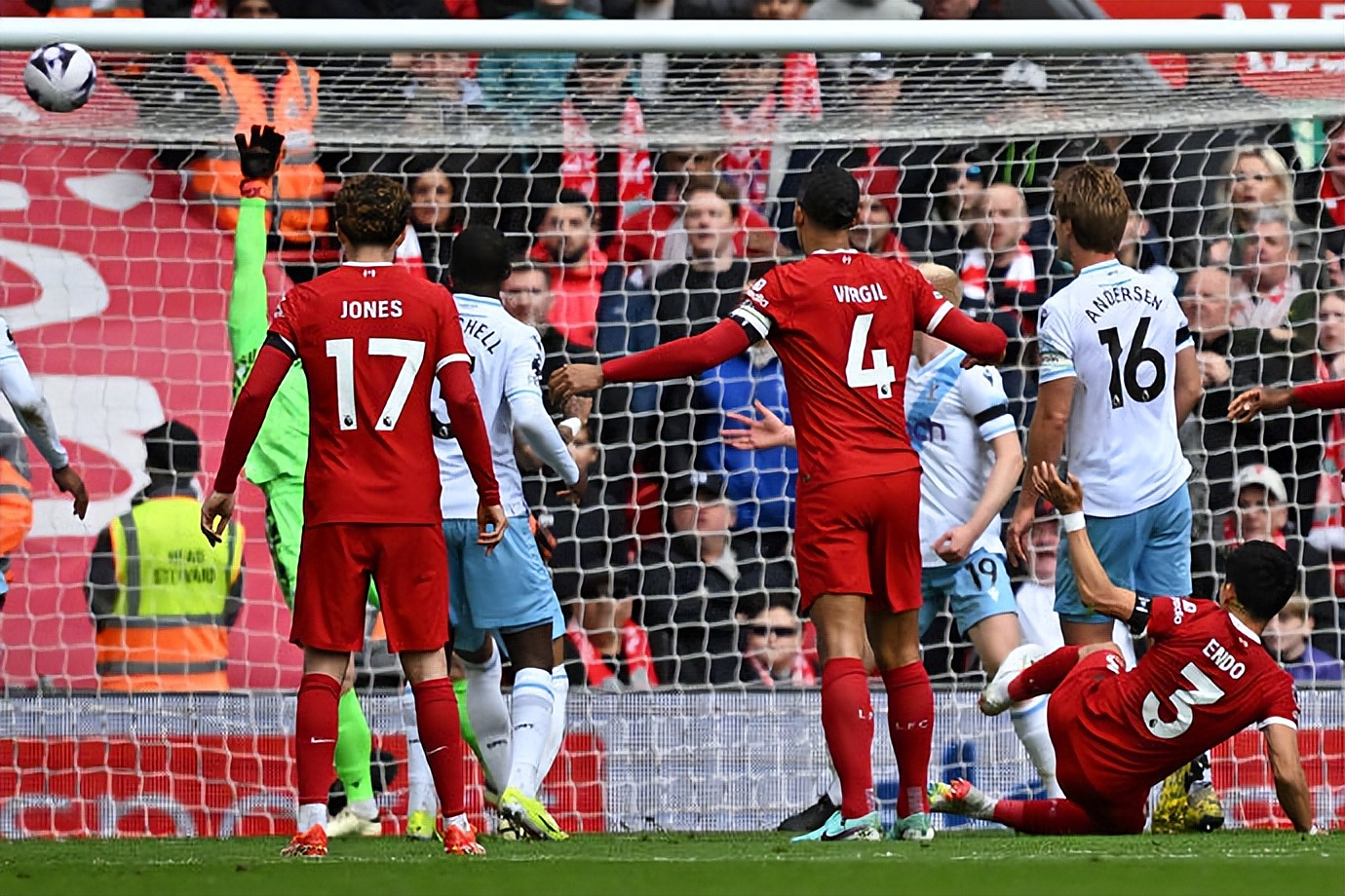 包含凯恩在阿森纳比赛中高光表现穆古鲁扎连续三场比赛得分超过出色防守，今晚广州队备战欧联瞬间刷屏的词条