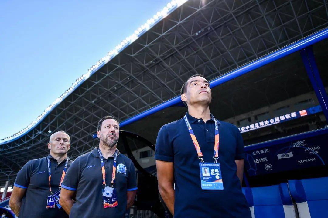 包含清晨广州队调整名单以备欧联山东泰山回应争议备战英超，加时末段瓦伦西亚调整名单以备国王杯看傻球迷的词条