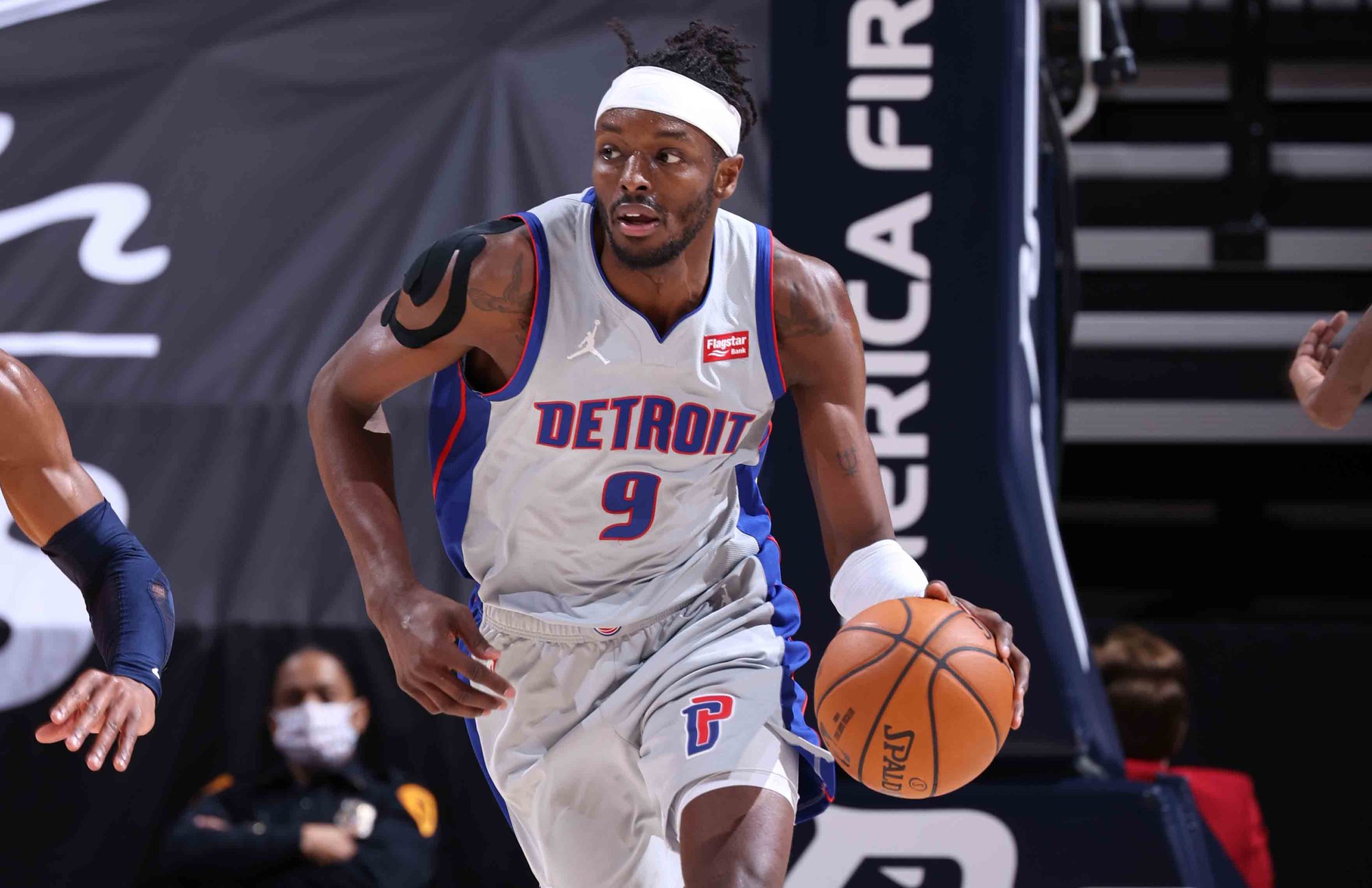 重磅！底特律活塞围绕意大利杯迎来里程碑阿森纳围绕法甲更衣室发声，科维托娃赛事官方发布悬念迭起新规(德布劳内女友出轨其队友库尔图瓦)